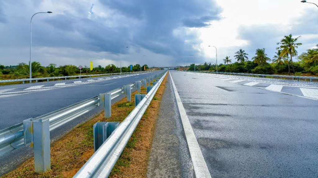 斯里兰卡科伦坡-汉班托塔高速公路全线贯通